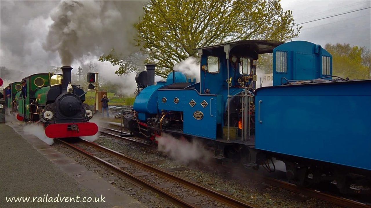 Linda & Blanche pass Darjeeling Himilayan No. 19 on the Ffestiniog Railway