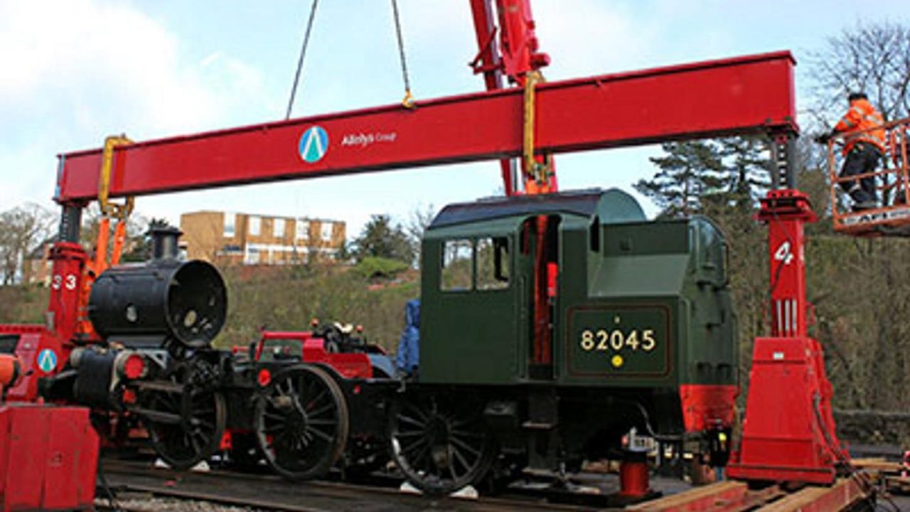 82045 being Lifted // Credit Peter Line