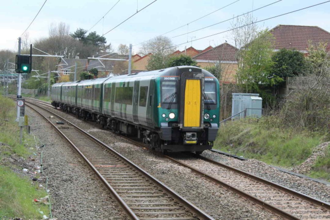 London to Liverpool train at Leighton Buzzard