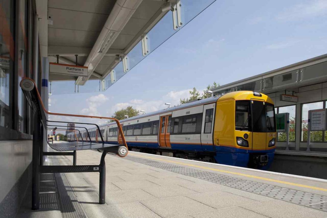 London Overground train in Haggerston station