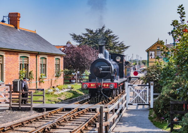 564 runs around at Sheringham - North Norfolk Railway