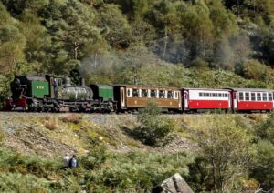 Garratt 143 heads through the Aberglaslyn Pass