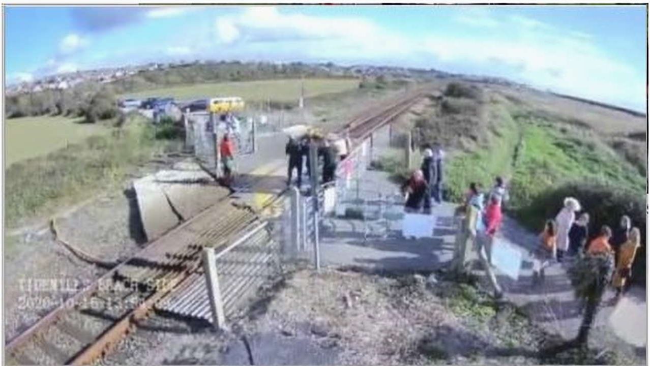 Tide mills level crossing