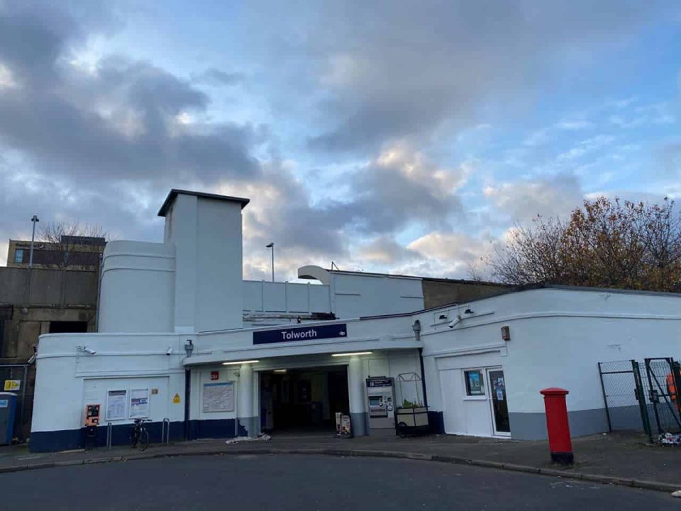 Tolworth station repainting