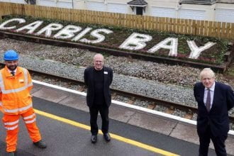 Excitement for Carbis Bay station as Prime Minister Boris Johnson reveals a new station sign