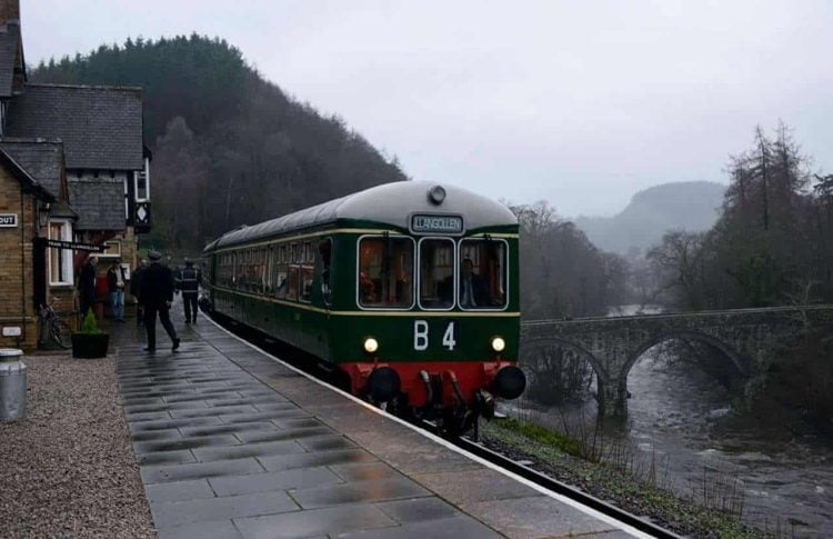 DMU at Berwyn on the Llangollen Railway