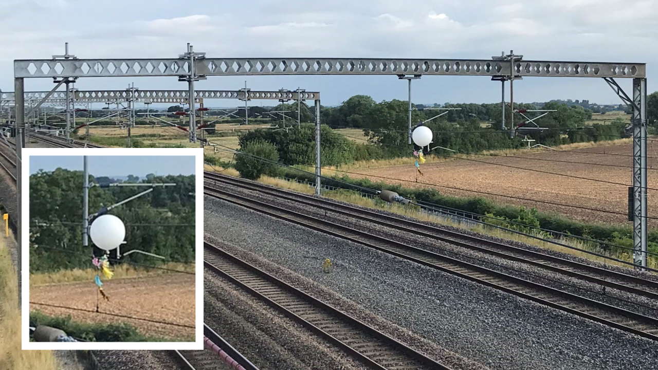 Balloon on ovearhead electric lines at Tamworth composite