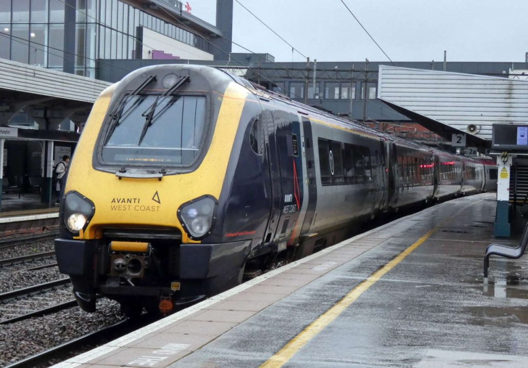 Avanti West Coast 221142 at Northampton