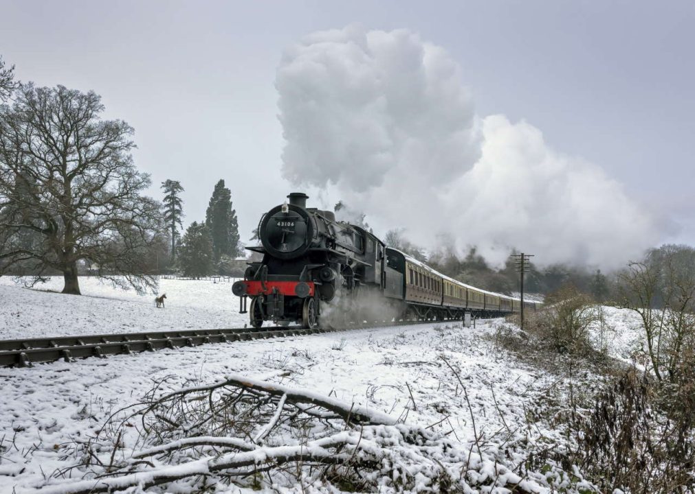 43106 runs through the snow on Oldbury grange.