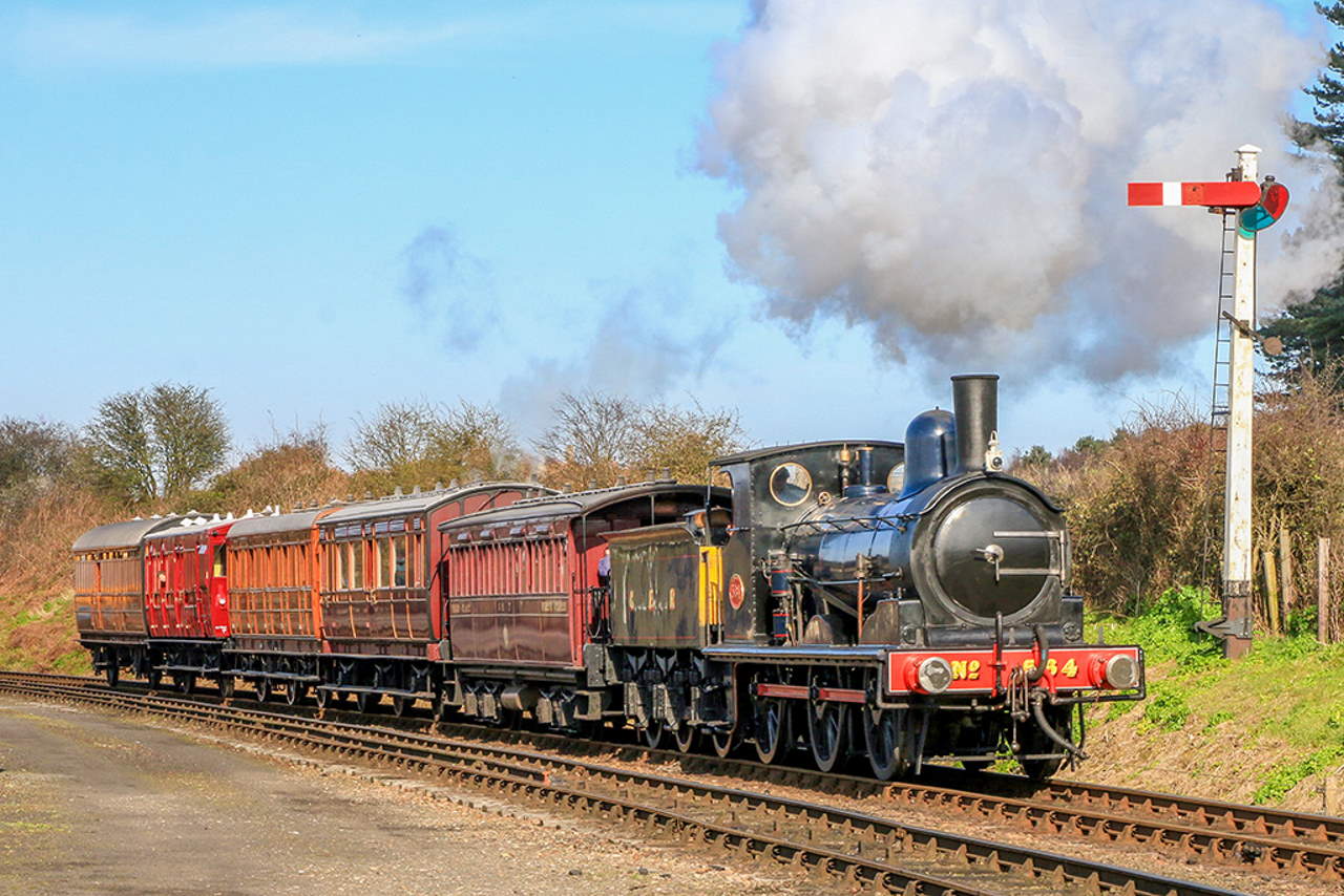 Y14 No 564 with the North Norfolk Railway’s train of unique Victorian carriages