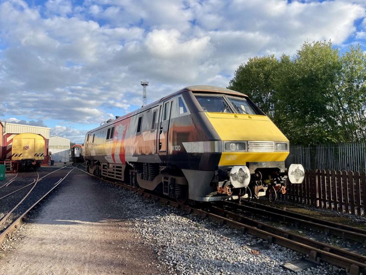 91120 arrives in Crewe