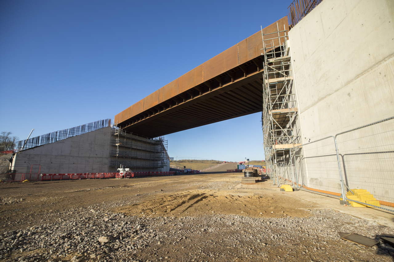 East West Rail bridge lifted into place by HS2 main works contractors EKFB