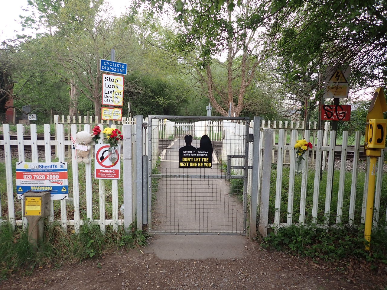 Lady Howard footpath and bridleway crossing