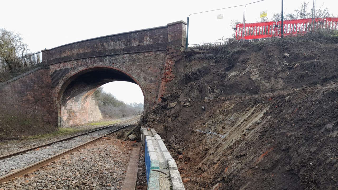 Yarnton Road overbridge landslip