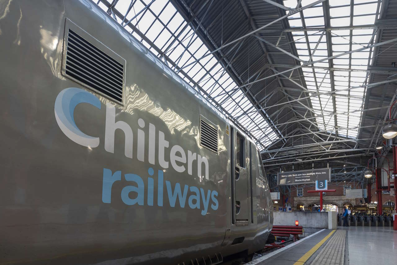 Chiltern Railways logo on train