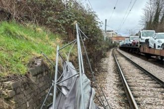 Flying gazebo causes train delays in London