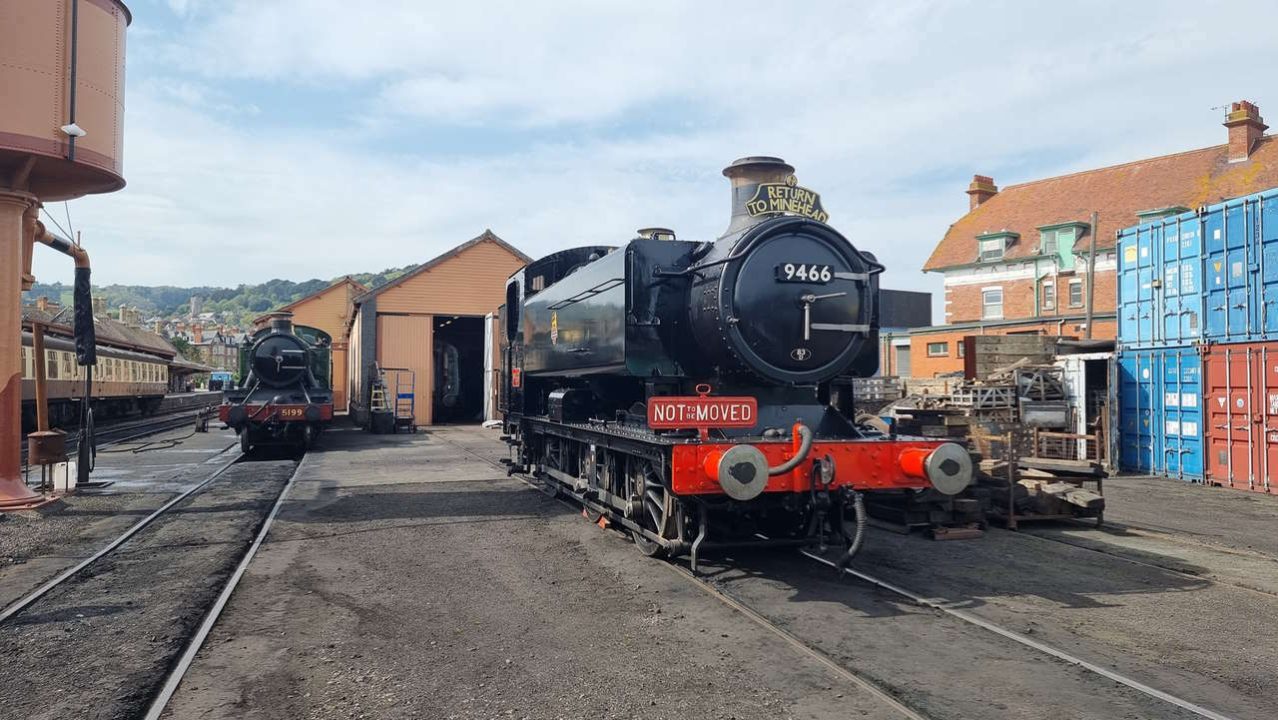 9466 and 5199 at Minehead