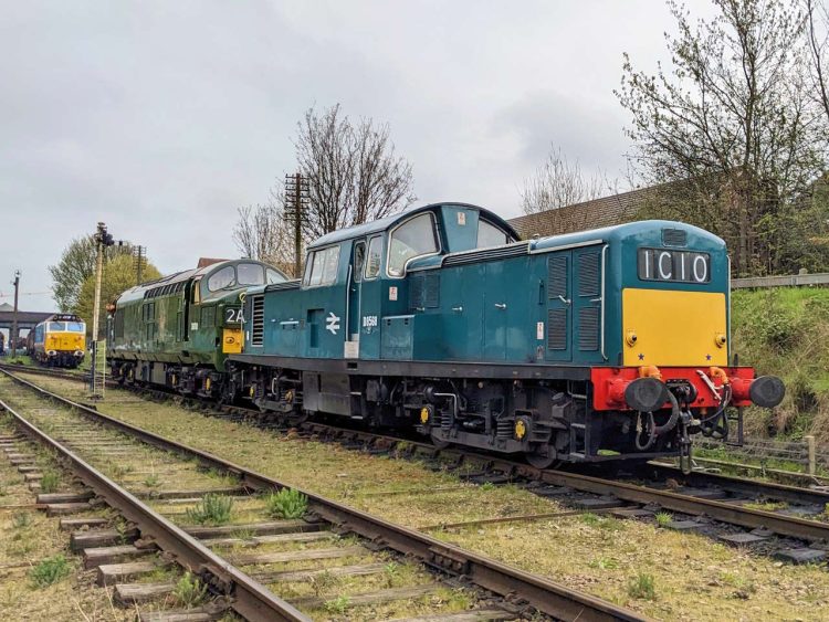 D8568 at Loughborough Central with D6700 and 50017