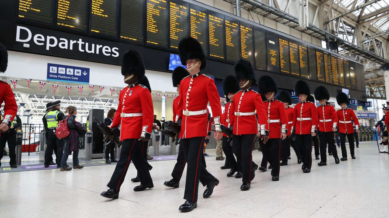 Armed Forces arrive at London Waterloo_1