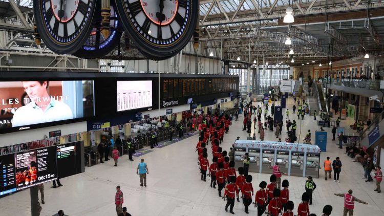 Armed Forces arrive at London Waterloo_2