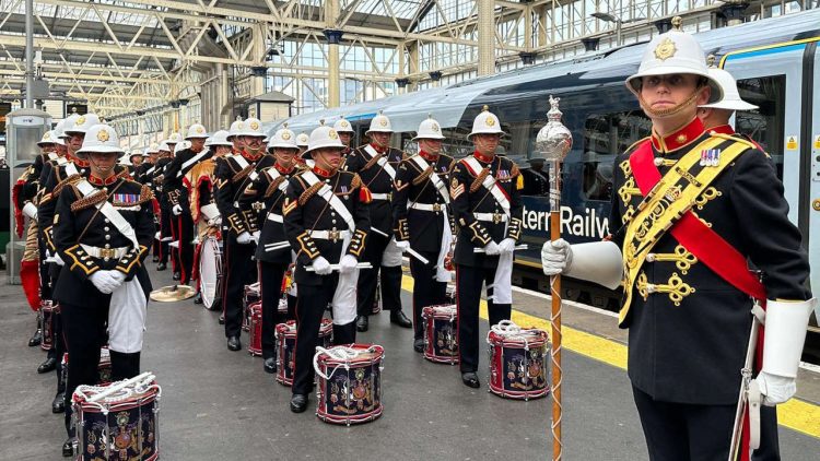 Armed Forces arrive at London Waterloo_4