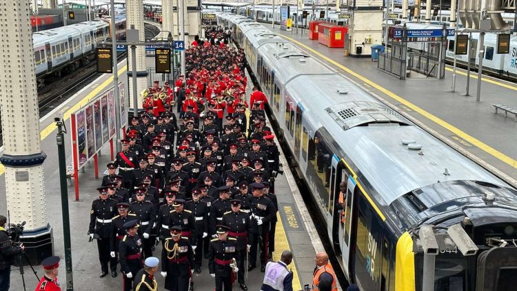 Armed Forces arrive at London Waterloo_5