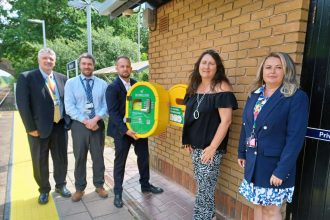 Hampshire primary school given lifesaving defibrillator by South Western Railway