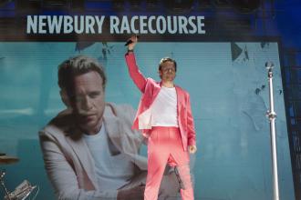 Newbury Racecourse Olly Murs race-day giveaway announced by Great Western Railway