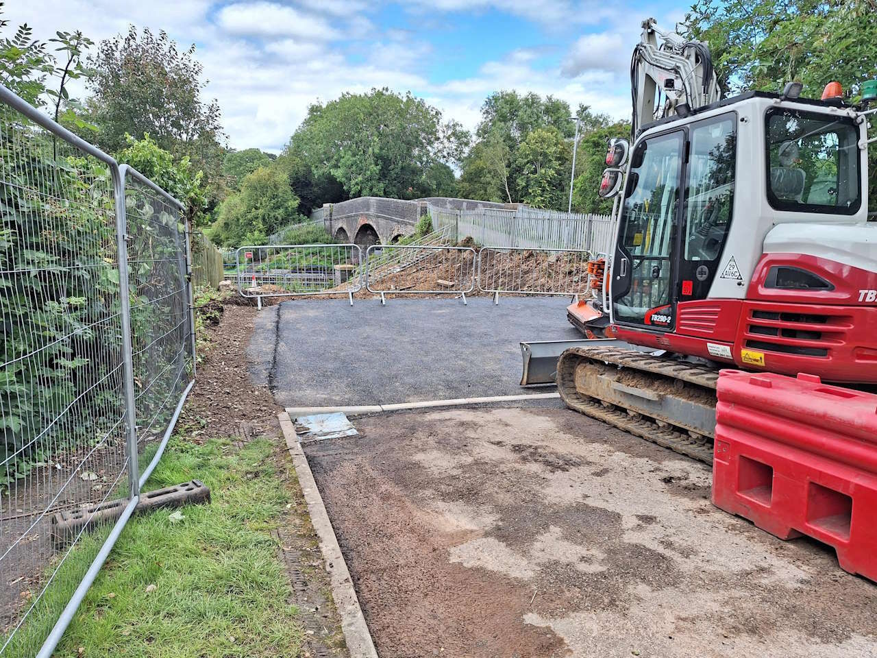 Work to build Leicestershire temporary footbridge begins as current bridge is transformed