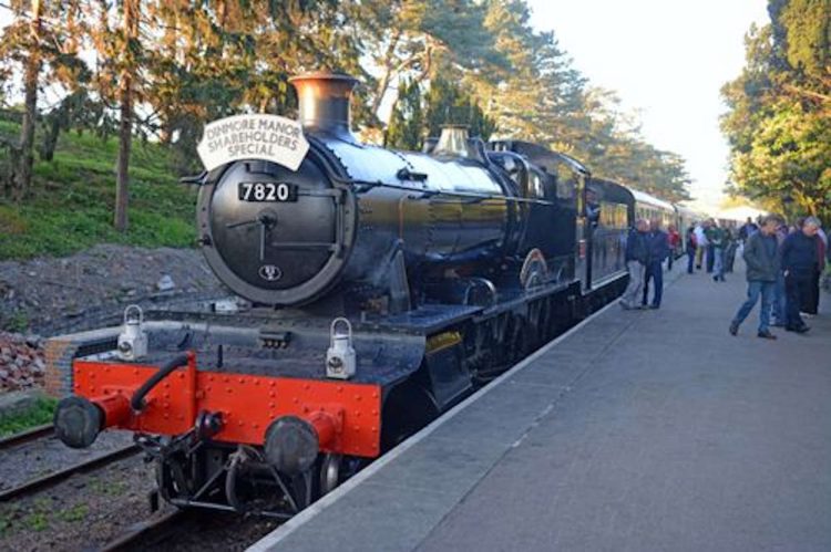 7820 Dinmore Manor at CHeltenham Racecourse station