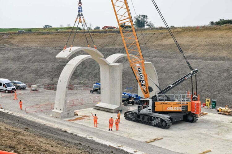 Lifting a roof segment for the Greatworth green tunnel - September 2023