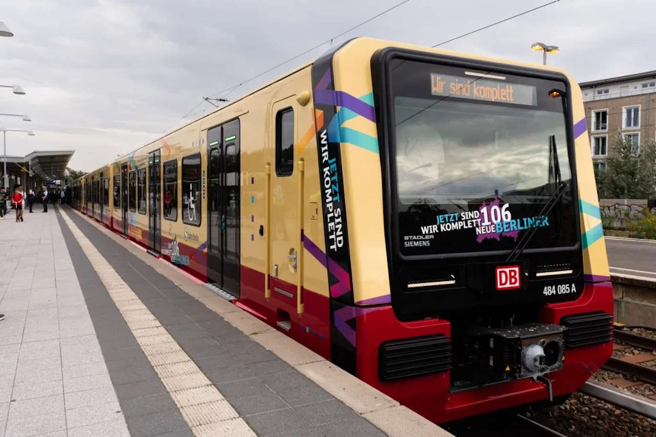 Ceremonial delivery of last train of the new 483/484 series to enter service