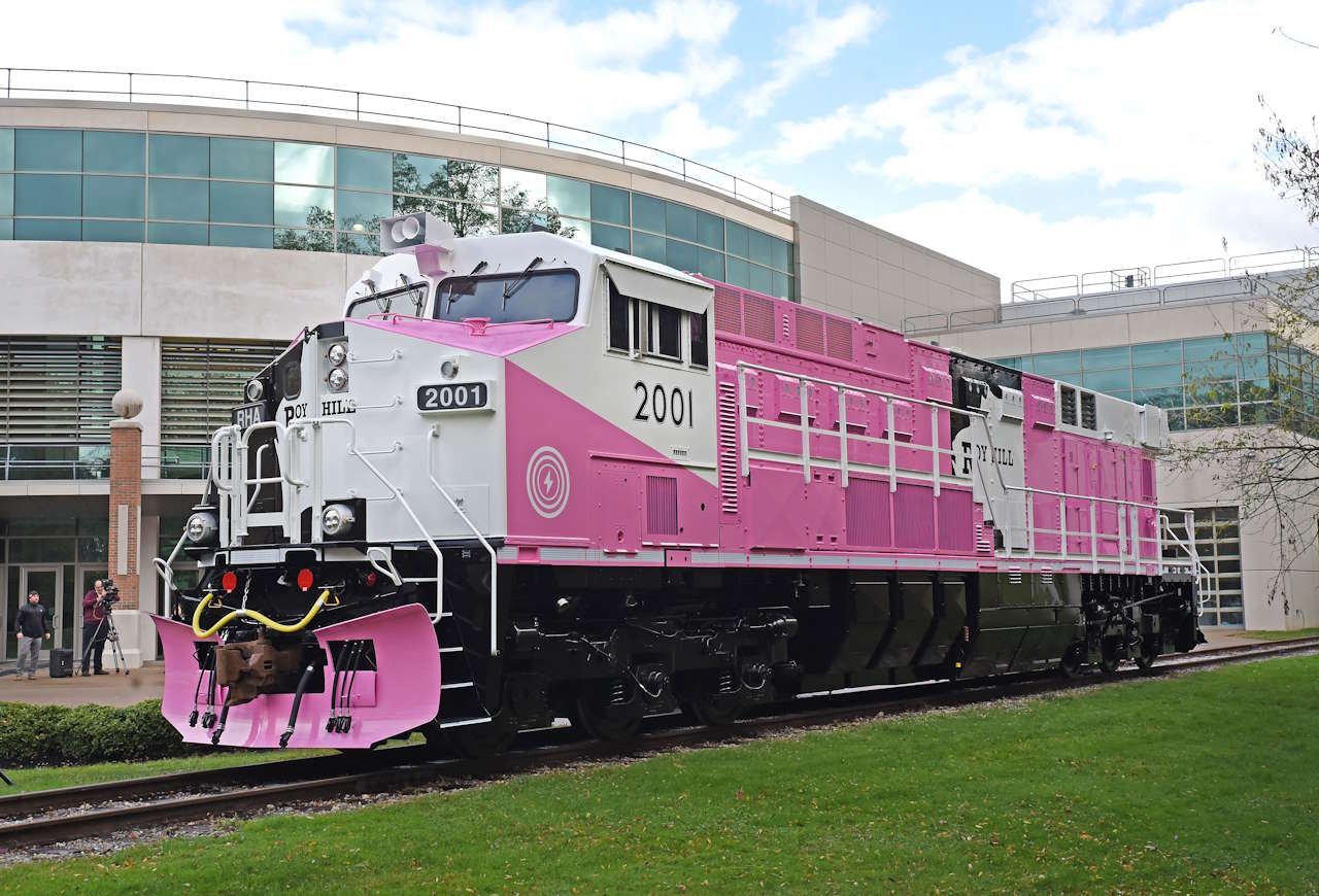 Wabtec and Roy Hill unveil first FLXdrive battery locomotive