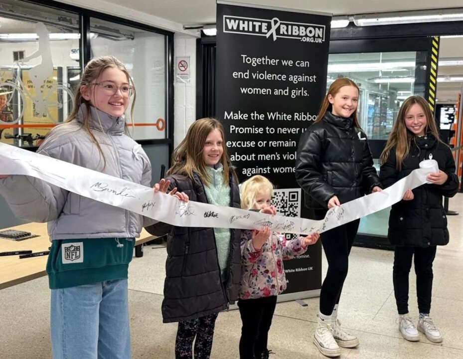 Hundreds of West Midlands Railway passengers make White Ribbon Promise at Birmingham Snow Hill