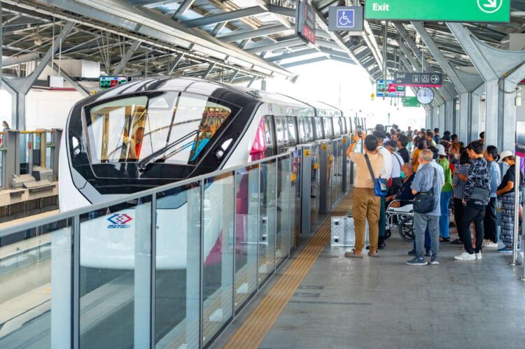 MRT Pink Line passengers