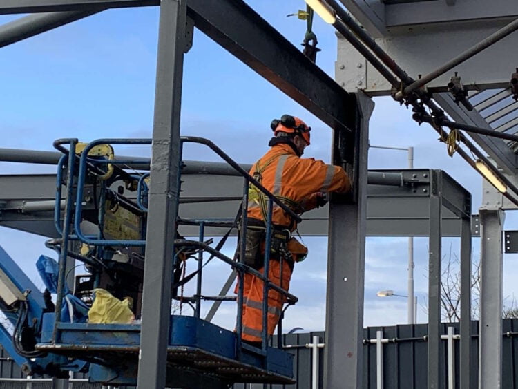 Erecting the steel framework. // Credit: Network Rail