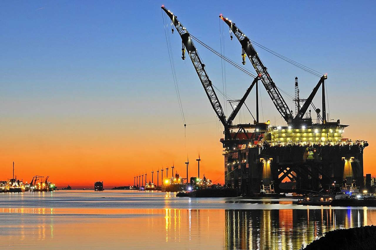 Port of Rotterdam/Thialf Heerema in Calandkanaal