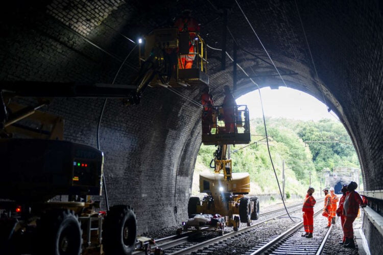 Engineers installing digital signalling between Welwyn and Hitchin. // Credit: Network Rail