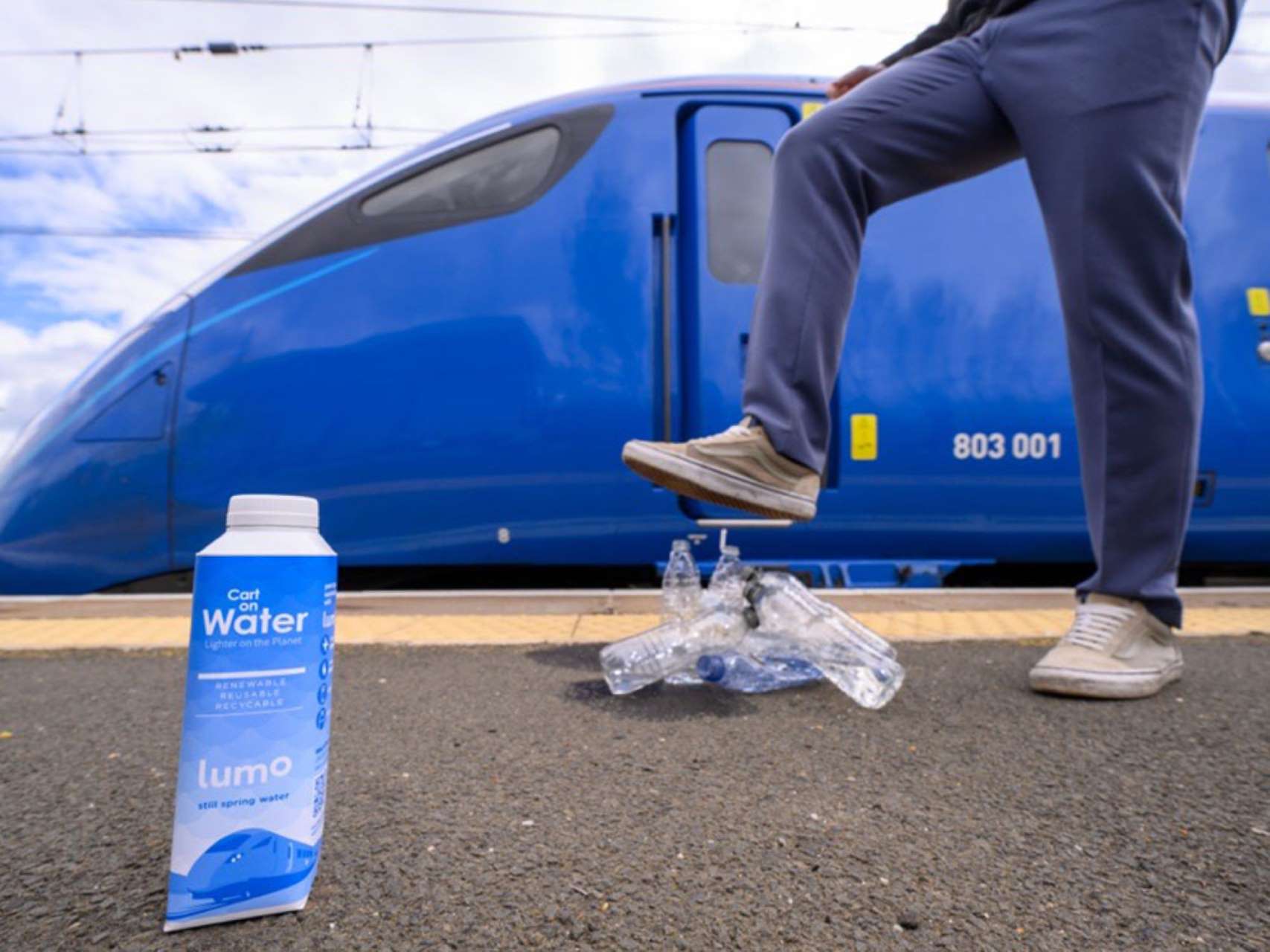 Sustainable cartons replace plastic bottles on Lumo trains