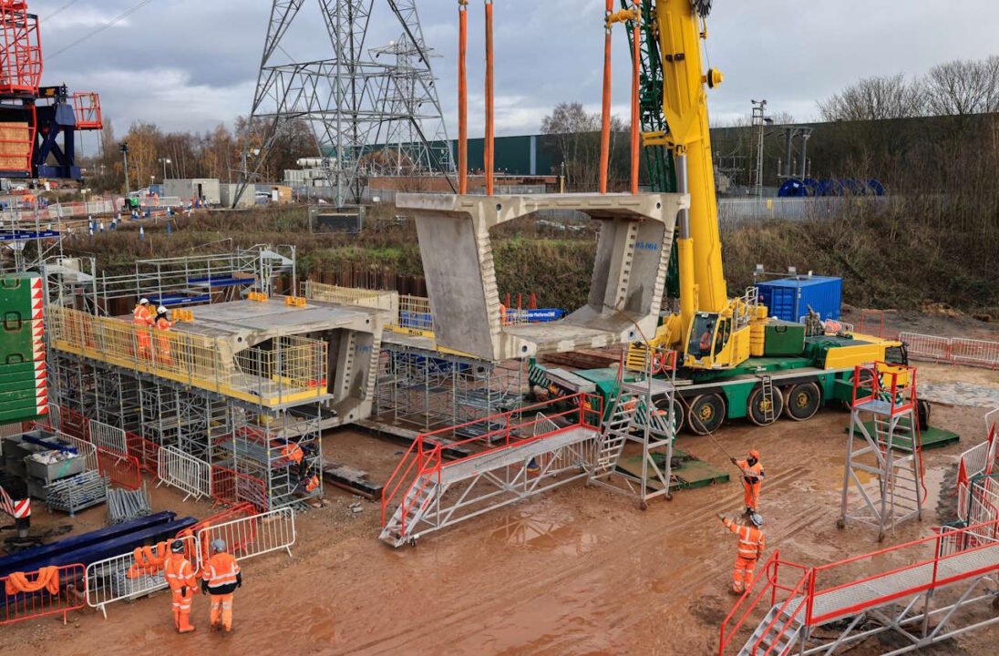 Constructing the River Tame Viaduct. // Credit: HS2