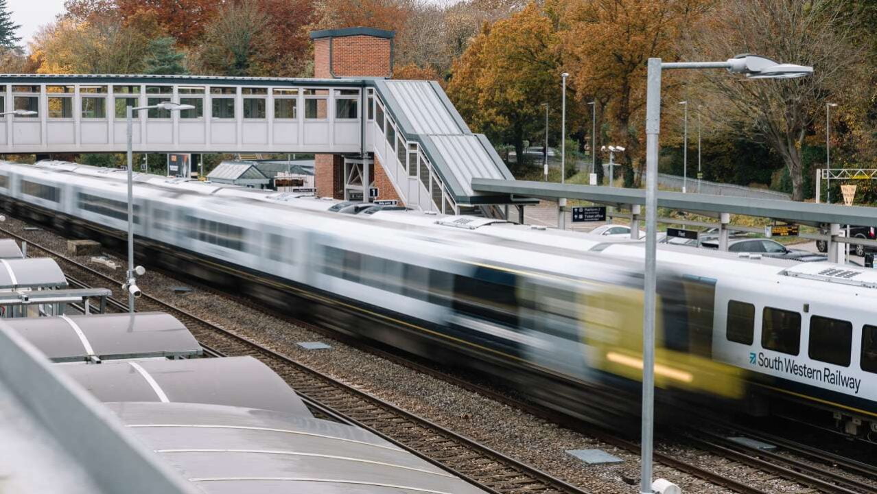 Class 450 train at Fleet station