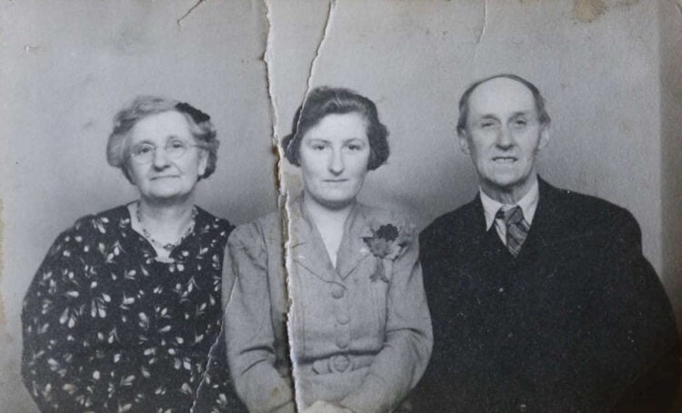 Dorothy Buckby between her parents Alice & George, 1930s