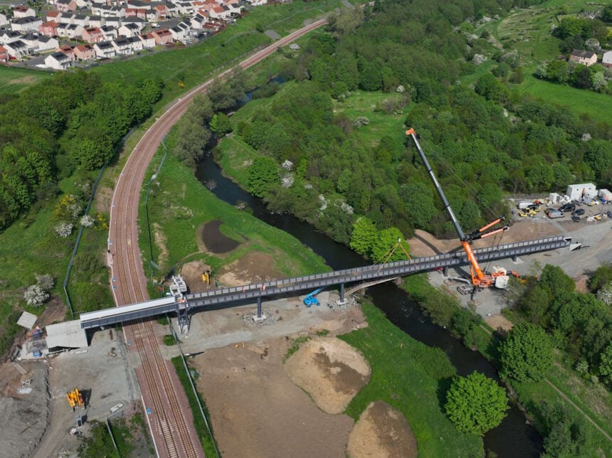 Lifting the new bridge into position. // Credit: Network Rail