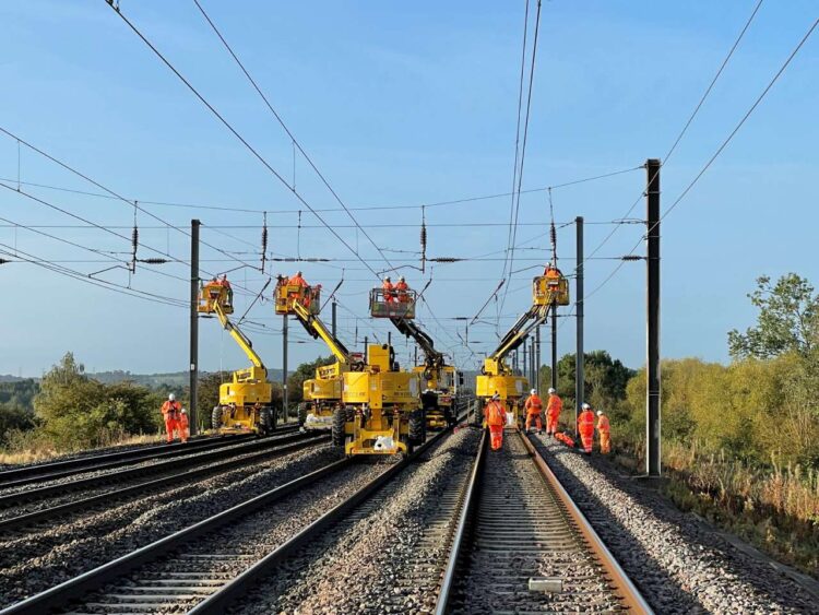 Engineers working on Midland Main Line south of Bedford. // Credit: Network Rail