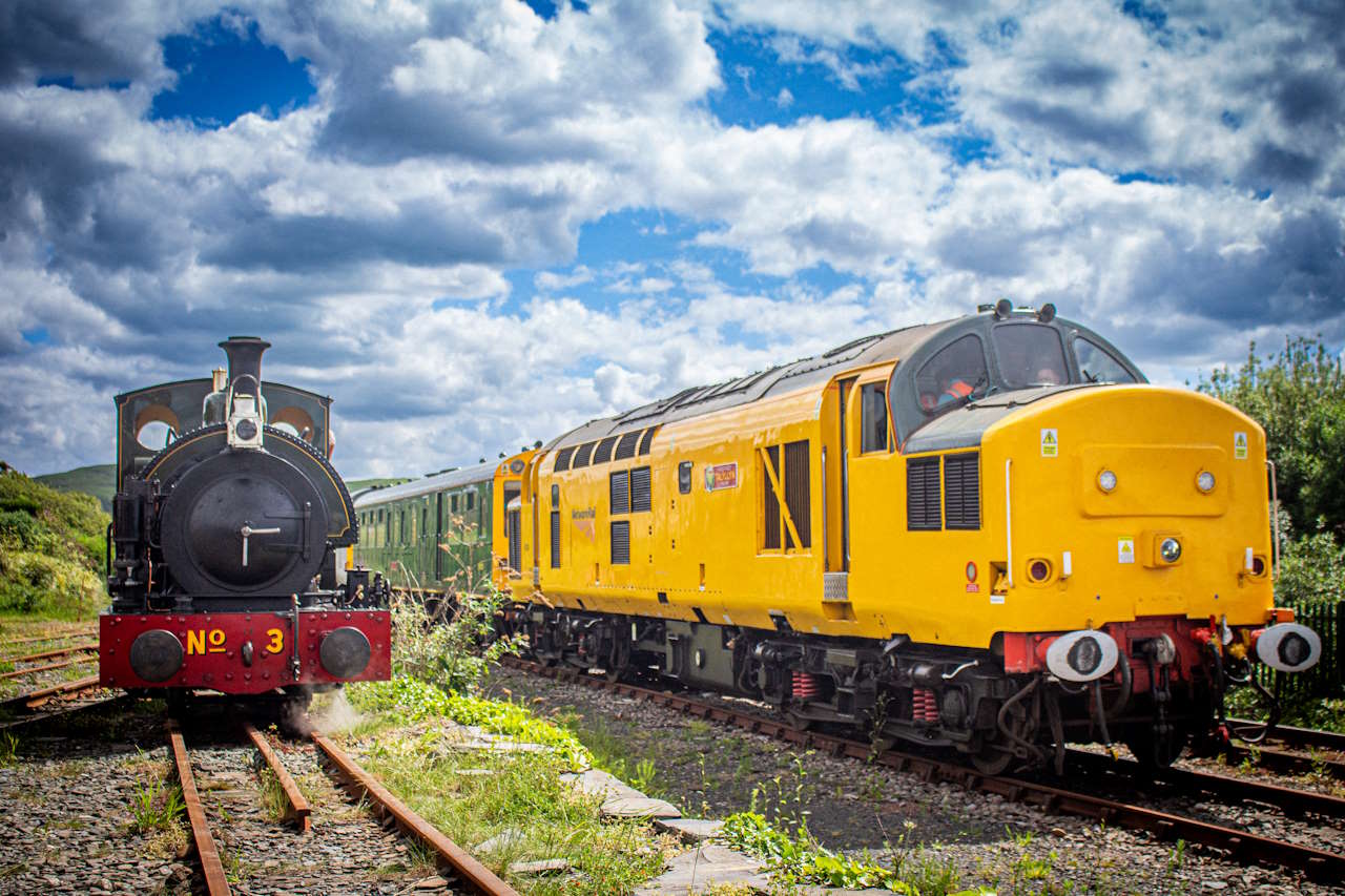 alyllyn Railway No 3 Sir Haydn and Network Rail No97304 Rheilfford Talyllyn Railway