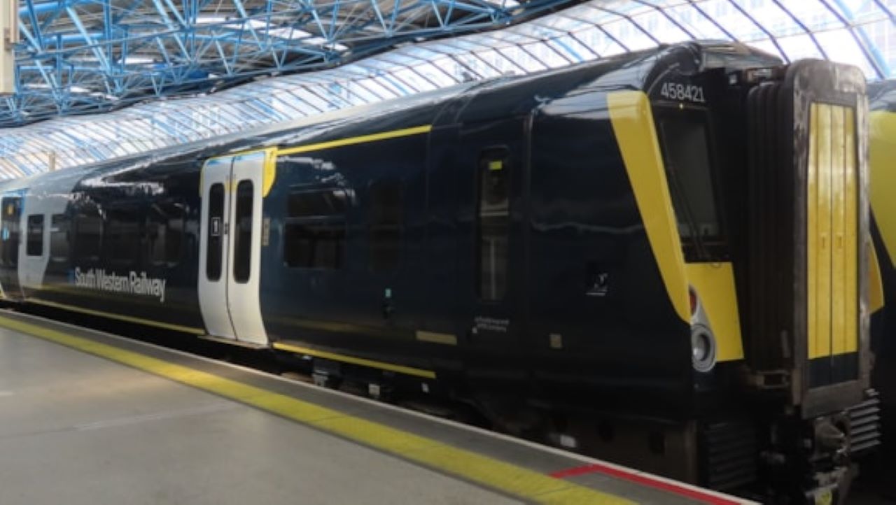 458421 at London Waterloo - South Western Railway