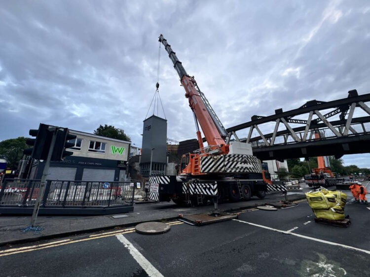 Lifting one of the llift towers at Anniesland. // Credit: Network Rail