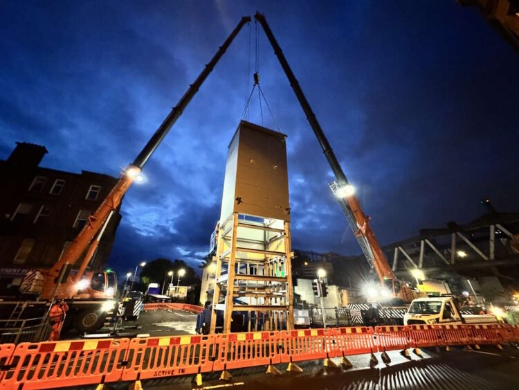 Lifting one of the lift towers at Anniesland railway station. // Credit: Network Rail