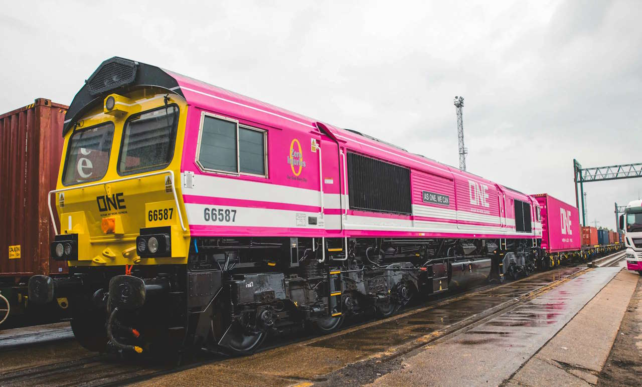 Class 66 No. 66587 in ONE pink livery