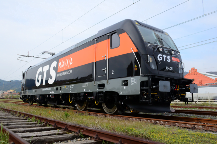 Alstom Traxx locomotive in service in Italy. // Credit: Alstom